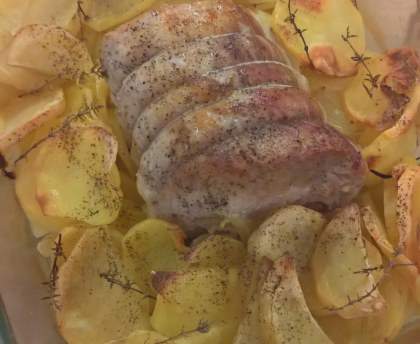 rôti de porc sur son lit de laurier