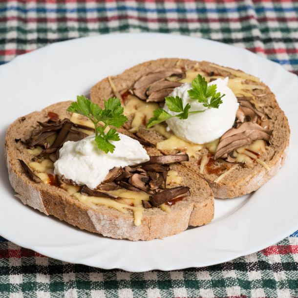 Rôties au comté et aux morilles