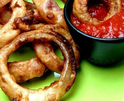 Rouelles d'oignon de Roscoff en beignets, sauce piquante