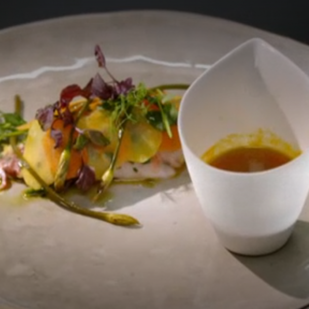 Rouget nacré, compotée de légumes et jus court passion-carotte