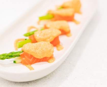 Roulade de saumon fumé aux asperges, sauce aux crevettes et au chèvre frais