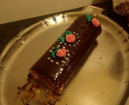 Roulé à la framboise avec nappage au chocolat