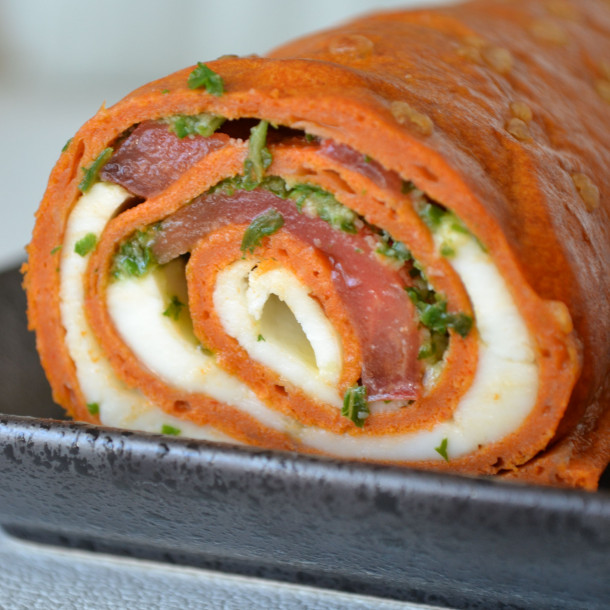 Roulé à la tomate, mozzarella et basilic