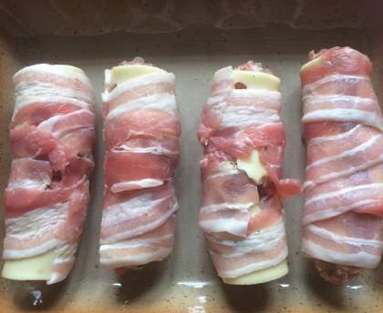 Roulé de saucisses au fromage et lard