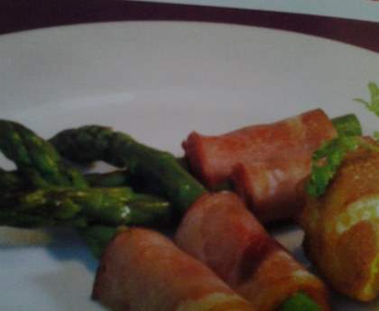 Roulés d'asperges vertes et oeuf pané