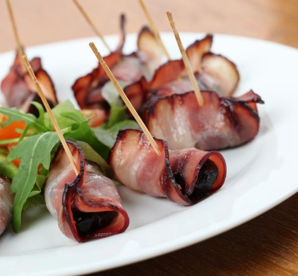 Roulés de pruneaux au lard