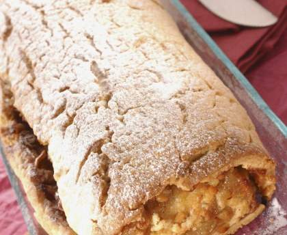 Sablé roulé aux pommes, raisins et noix
