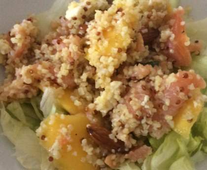 Salade au fromage frais et au saumon fumé agrémenté de noix