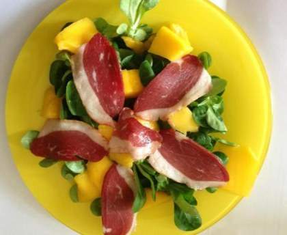 Salade au magret de canard et mangue