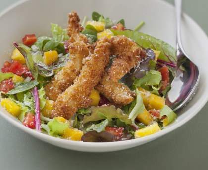 Salade au poulet épicé et croustillant