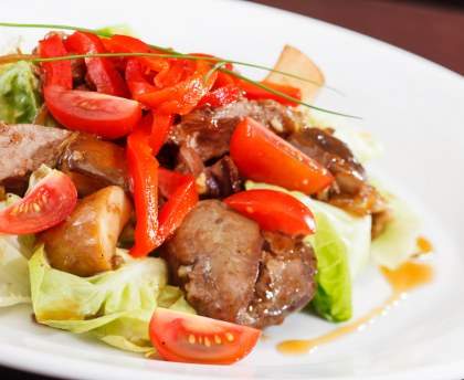 Salade aux foies de volaille selon la saison