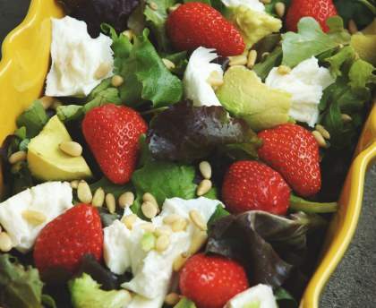 Salade aux fraises et à l'avocat