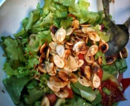 Salade aux graines de potiron, noix et tomates séchées