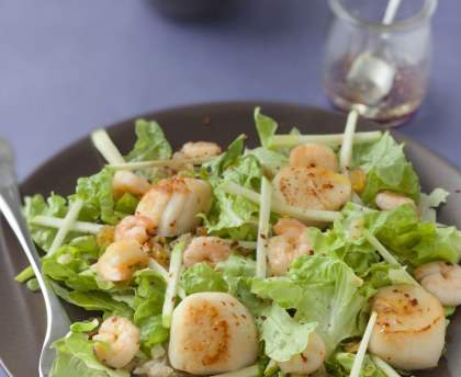 Salade aux noix de st jacques, crevettes et raisins
