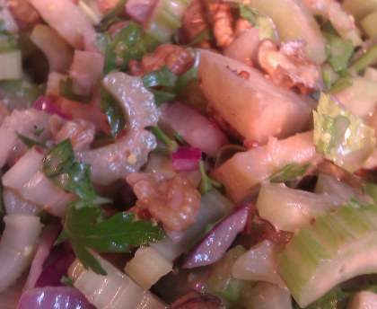 Salade céleri-pomme Granny-noix-oignon rouge-persil