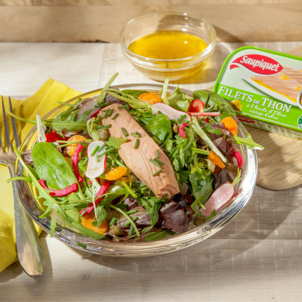 Salade colorée et filets de thon à l’huile d’olive
