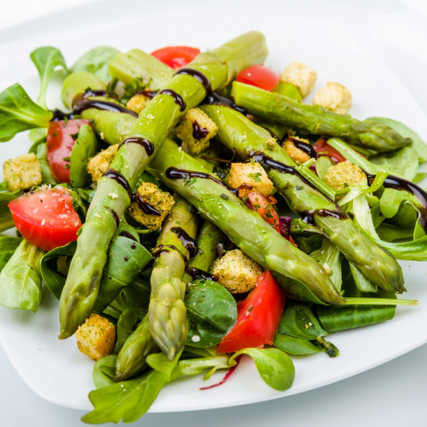 Salade d'asperges, avocat et tomates
