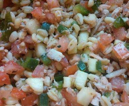 Salade de blé aux légumes et au thon