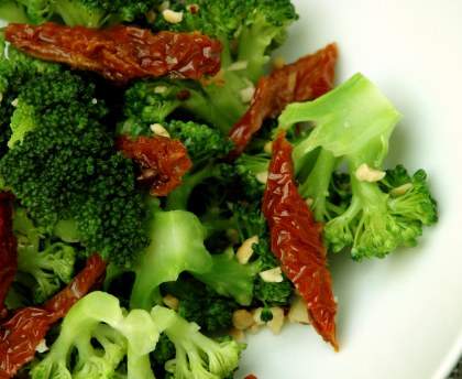 Salade de brocoli aux tomates confites