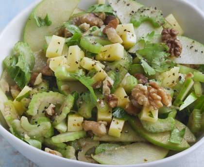 Salade de céleri branche, pommes, noix et dés de fromage