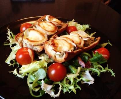 Salade de chèvre chaud au miel et pesto