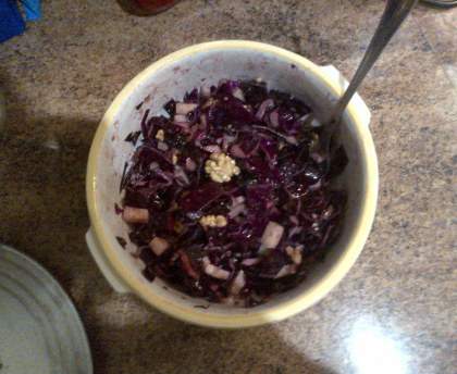 Salade de chou rouge aux lardons, emmental et noix