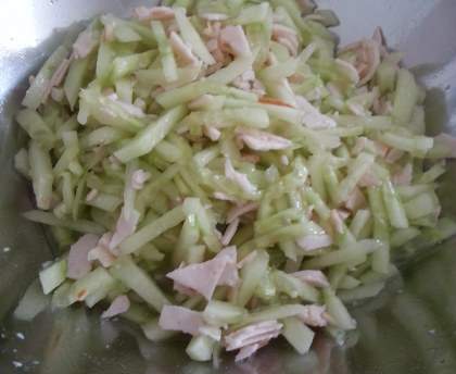 Salade de concombre sur lit de riz chaud
