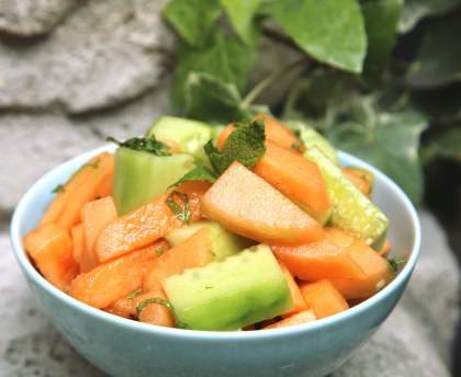 Salade de concombres et melons à la menthe