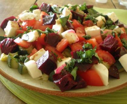 Salade de courgettes tomates betteraves et mozarella