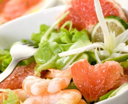 Salade de crevettes et de pamplemousse rose