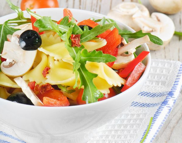 Salade de Farfalle  minceur aux champignons, tomates et poivrons