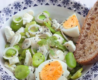 Salade de fèves au chèvre frais et aux oeufs