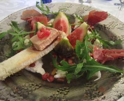 Salade de figues, foie gras, mozzarella et jambon cru