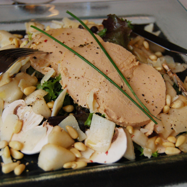 Salade de foie gras, poires et champignons
