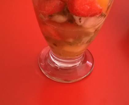 Salade de fruits exotiques : kiwi, kakis, ananas et fruits de la passion