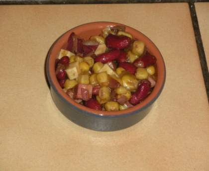 Salade de haricots rouges au jambon et fromage