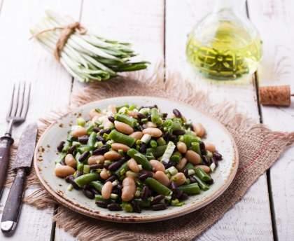 Salade de haricots verts, blancs et rouges