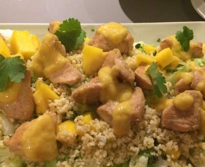 Salade de laitue Iceberg au poulet et à la mangue
