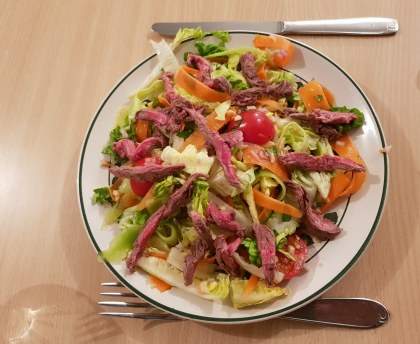 Salade de légumes au boeuf thai