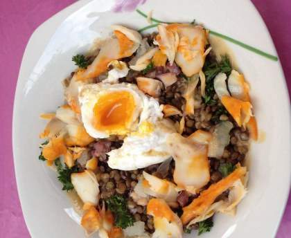 Salade de lentilles aux œufs pochés et au haddock