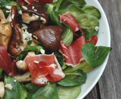 Salade de mâche, champignons et canard