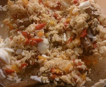 Salade de merguez, riz, feta et poivrons