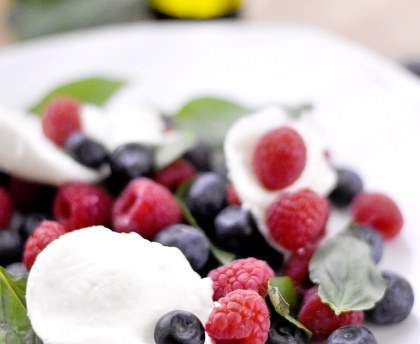 Salade de mozzarella aux myrtilles, aux framboises et au basilic