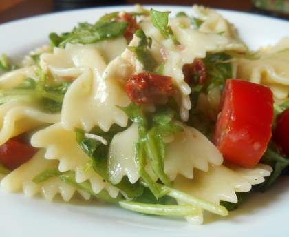 Salade de pâtes à l'italienne roquette et tomates séchées