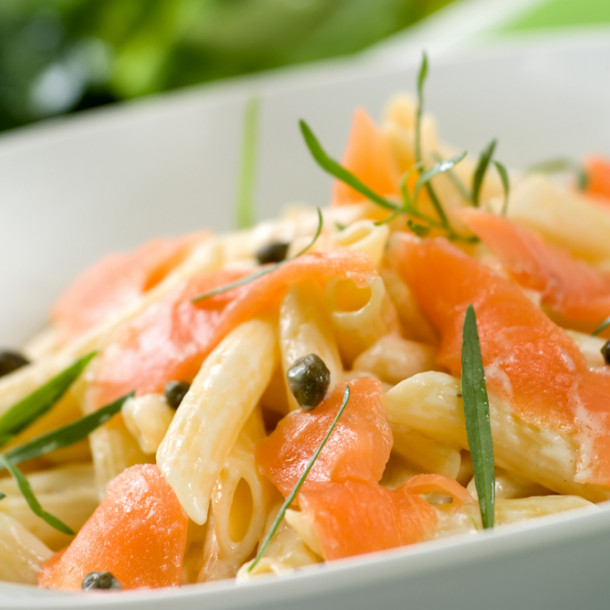 Salade de pâtes au saumon fumé et crevettes