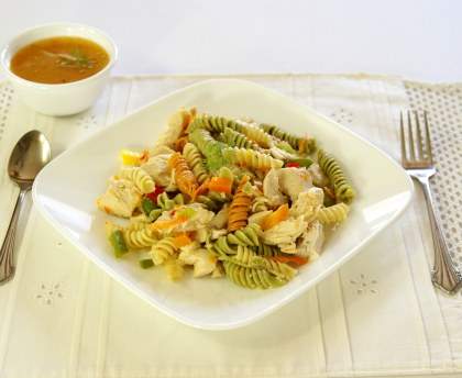 Salade de pâtes colorée