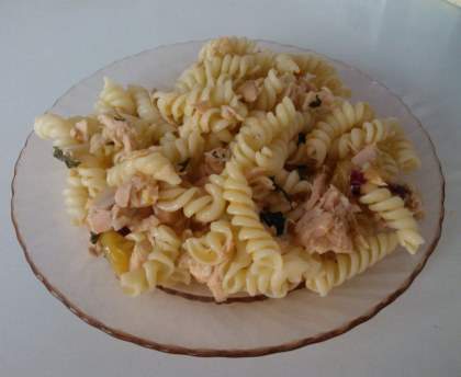 Salade de pâtes, saumon frais et abricots secs