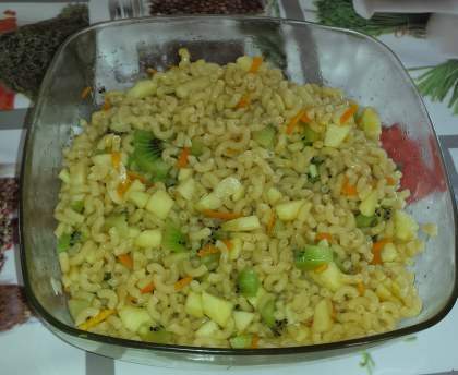 Salade de pâtes sucrée aux fruits