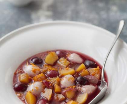 salade de pêches et litchis au sirop de fruits rouges à l'orientale