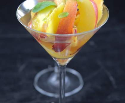 Salade de pêches et nectarines au gingembre et à la menthe